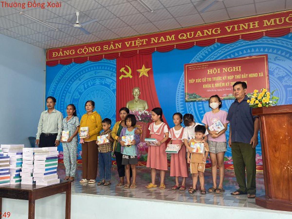 Tặng quà cho học sinh năm học mới 2023 - 2024